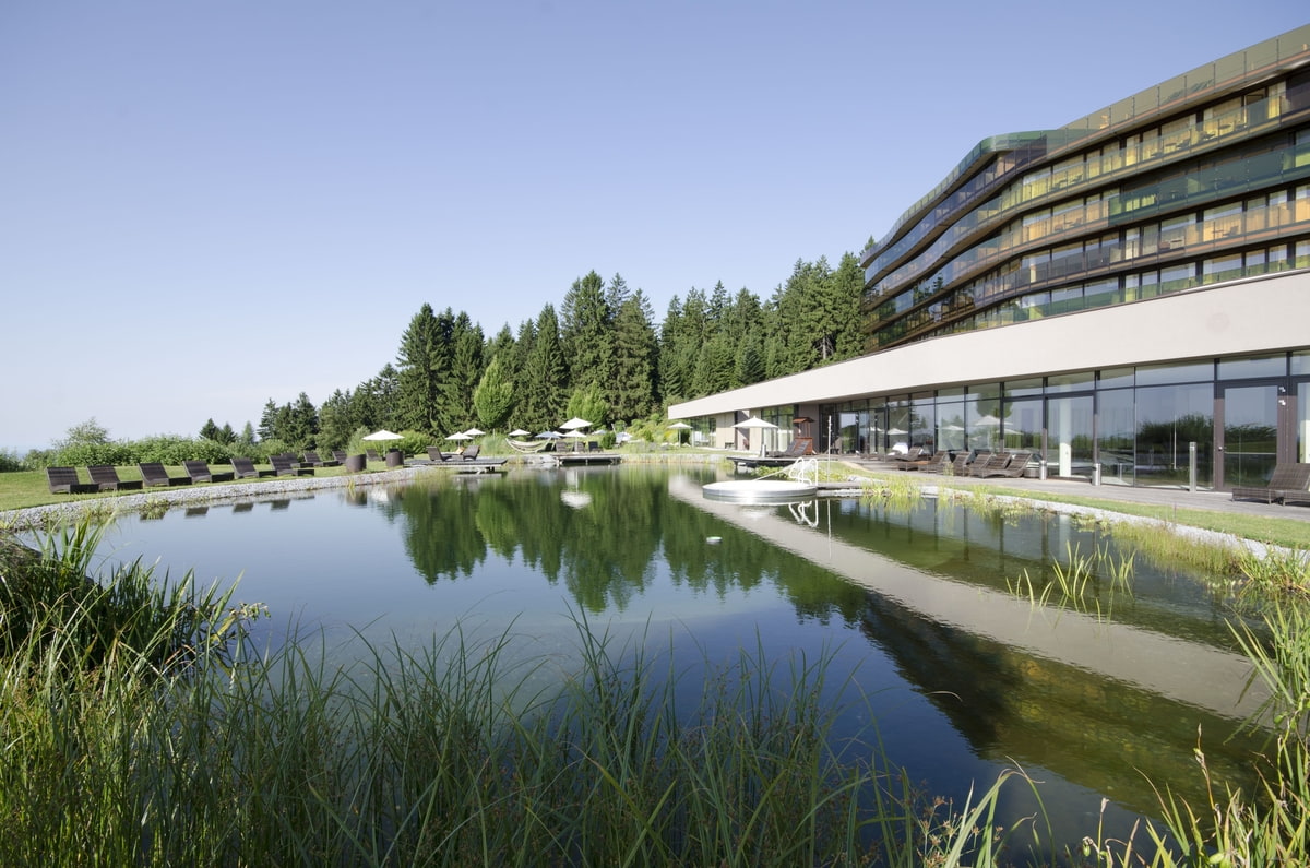 Außenansicht AVIVA mit Schwimmteich Bild von Schwimmteich und Hotel AVIVA Außenansicht